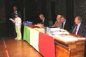 legge il tema la prima classificata Claudia PERSIA della Scuola di Civitella Roveto)